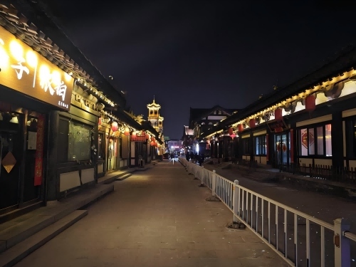 道歉公告發(fā)布后，夜晚10時(shí)的古城。人民網(wǎng)記者 黃鈺攝