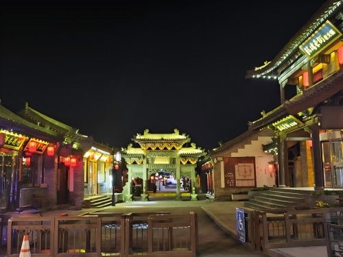 道歉公告發(fā)布后，凌晨5時(shí)的古城。人民網(wǎng)記者 黃鈺攝