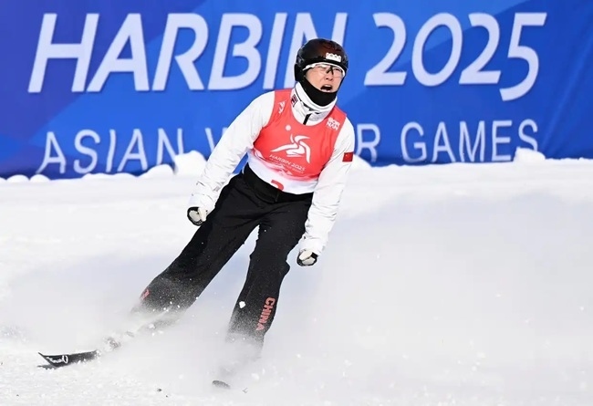 2月9日，徐夢(mèng)桃在完成動(dòng)作后慶祝。新華社記者 夏一方攝