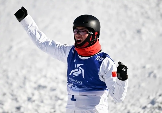 2月9日，李心鵬在比賽后慶祝。新華社記者 夏一方攝