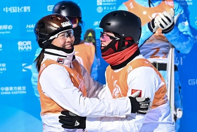 2月10日，中國隊選手李心鵬（前右）與徐夢桃慶祝。新華社記者 楊晨光攝