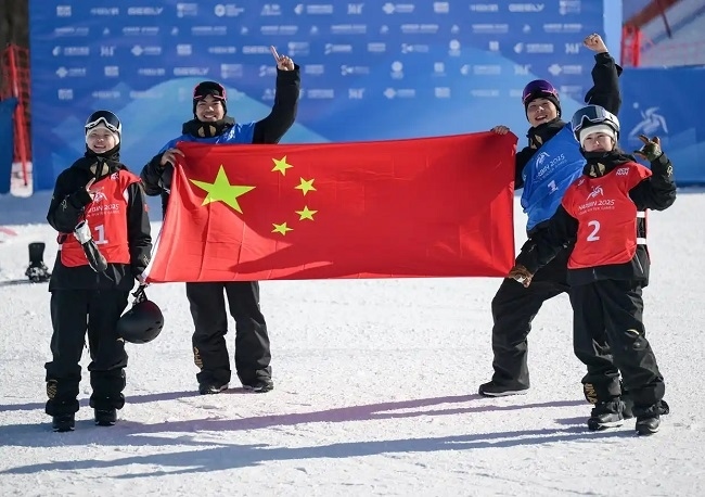 2月10日，中國(guó)隊(duì)選手張小楠、楊文龍、姜鑫杰與熊詩(shī)芮（從左至右）在比賽后慶祝。新華社記者 楊青攝
