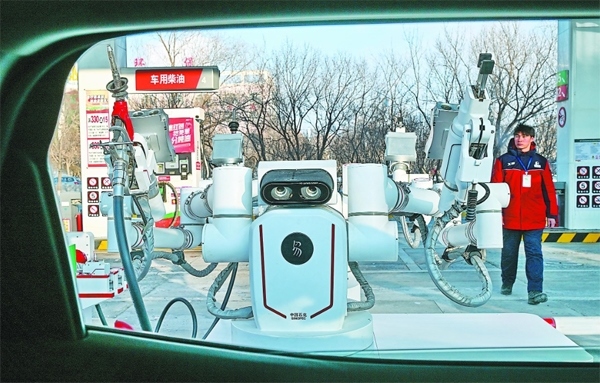 智能加油機(jī)器人在加能站工作。受訪者供圖