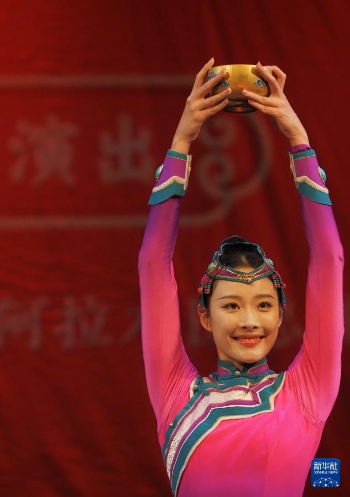 2月11日，在哈薩克斯坦阿拉木圖的阿拜國家歌劇和芭蕾舞劇院，中國演員表演舞蹈。新華社記者 趙宇 攝