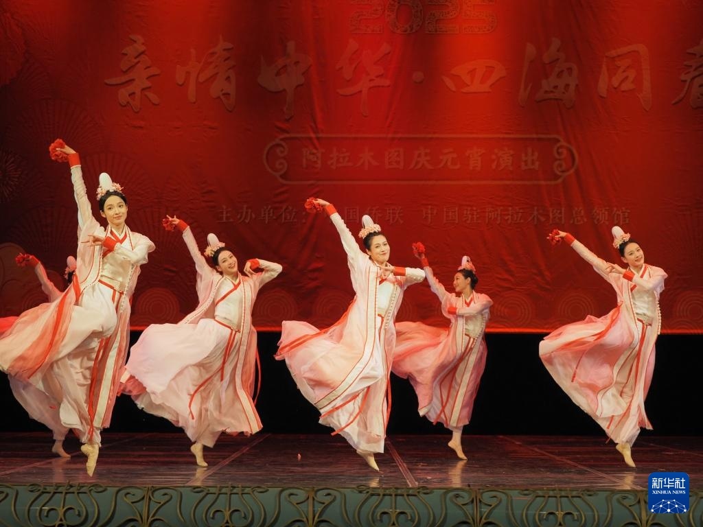 2月11日，在哈薩克斯坦阿拉木圖的阿拜國家歌劇和芭蕾舞劇院，中國演員表演舞蹈《元日霓裳》。新華社記者 趙宇 攝