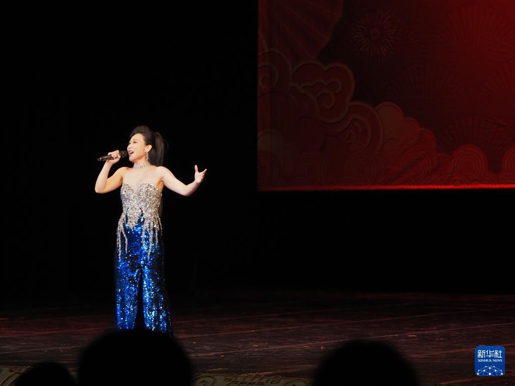 2月11日，歌手在哈薩克斯坦阿拉木圖的阿拜國家歌劇和芭蕾舞劇院演唱歌曲。新華社記者 趙宇 攝