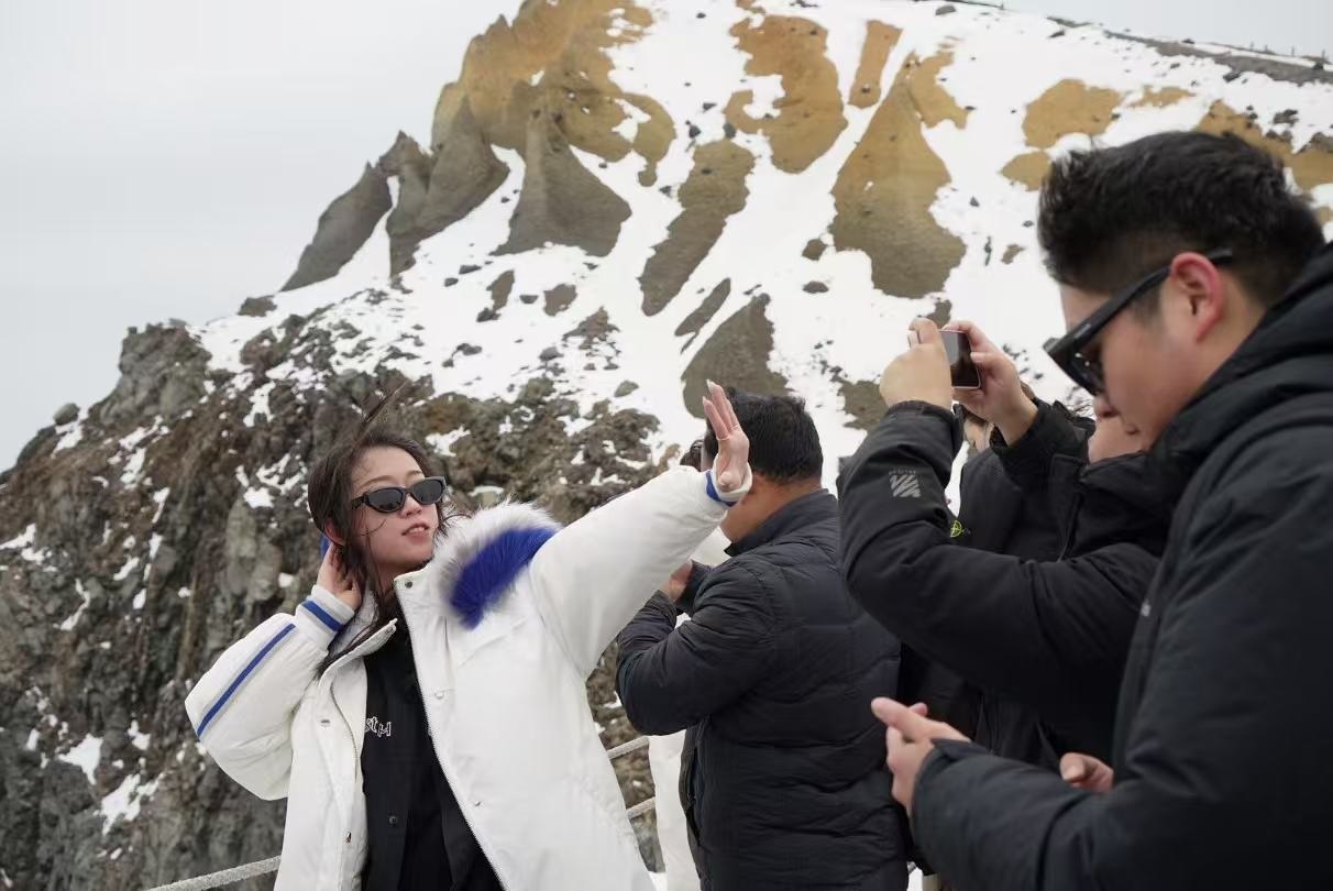 長白山天池旁游客拍照留念。人民網(wǎng) 皇甫萬里攝