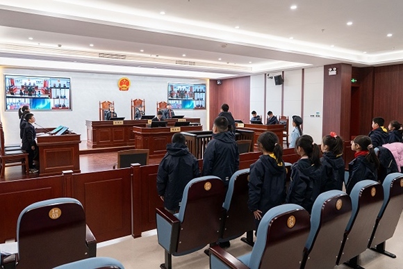圖③：同學(xué)們開展模擬法庭活動。