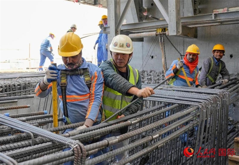 扎鋼筋。人民網(wǎng)塔里克·易卜拉欣攝