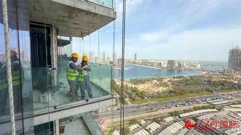 工人正在高層作業(yè)。人民網(wǎng)塔里克·易卜拉欣攝