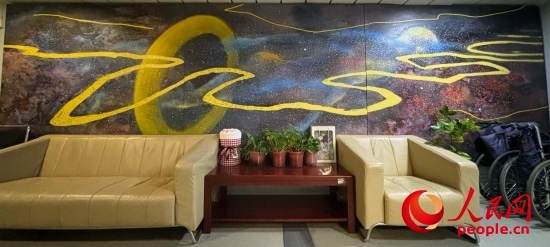 清華長庚醫(yī)院掛著一幅名為“生命長河”的畫，家屬將離世親人的名字寫在上面。人民網(wǎng) 陳葉欣攝