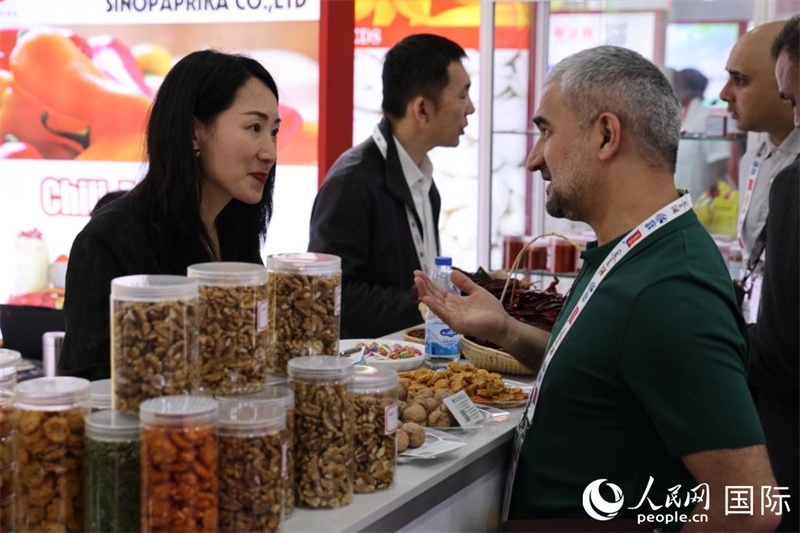 中外商家在第三十屆海灣食品展上交流。人民網(wǎng)記者 張志文攝