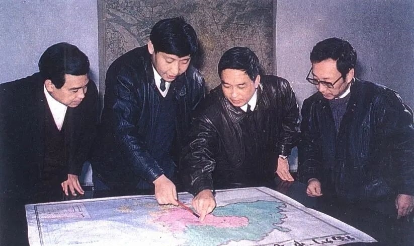 1991年12月，習(xí)近平與同事討論福州市戰(zhàn)略規(guī)劃設(shè)想。（圖源：《習(xí)近平在福州》）