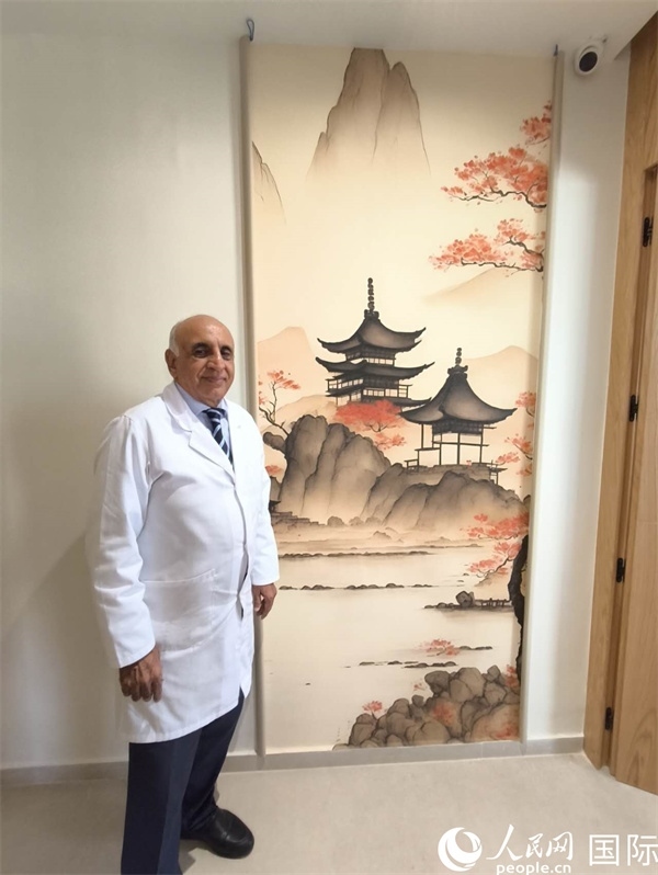 哈利勒的診所中國元素很濃。人民網(wǎng)記者 黃培昭攝