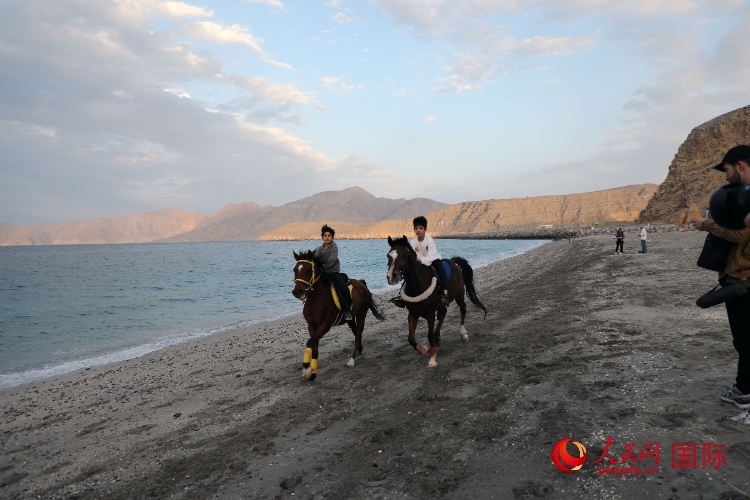 圖為游客在穆桑代姆一處海灘公園休閑玩耍。人民網(wǎng)記者 沈小曉攝