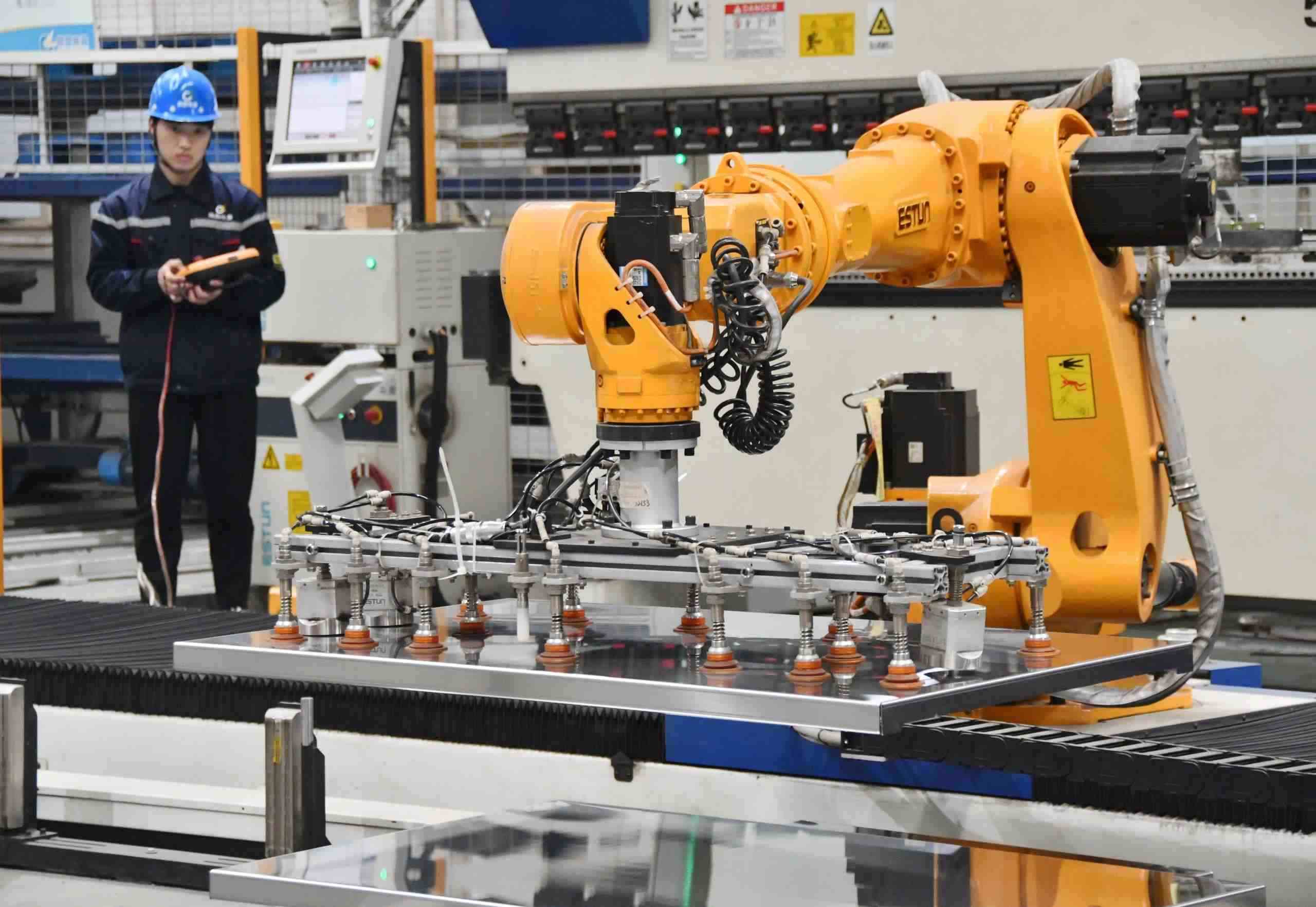 △2025年2月21日，河北邯鄲永年區(qū)工業(yè)園區(qū)的一家企業(yè)，工人正在操控工業(yè)機(jī)器人作業(yè)。