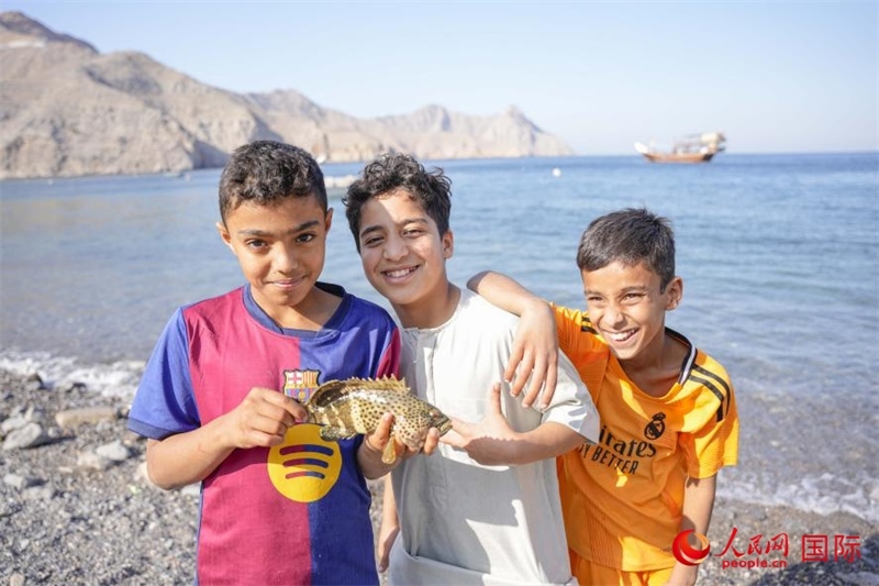 在海邊玩耍的孩子們。人民網(wǎng) 塔里克·易卜拉欣攝