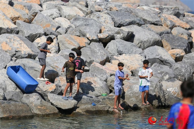 在海邊玩耍的孩子們。人民網(wǎng) 塔里克·易卜拉欣攝
