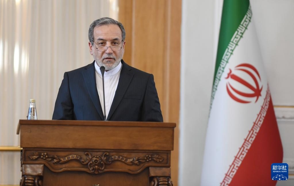 2月25日，在伊朗德黑蘭，伊朗外交部長阿拉格齊出席聯(lián)合新聞發(fā)布會。新華社記者 沙達提 攝