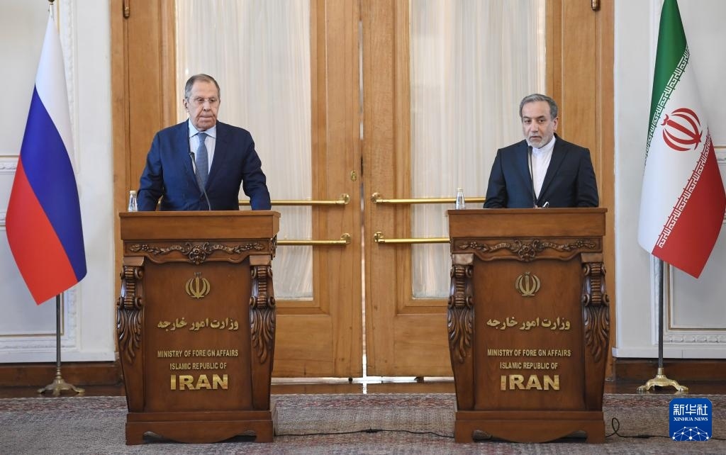 2月25日，在伊朗德黑蘭，伊朗外交部長阿拉格齊（右）與俄羅斯外長拉夫羅夫出席聯(lián)合新聞發(fā)布會。新華社記者 沙達提 攝