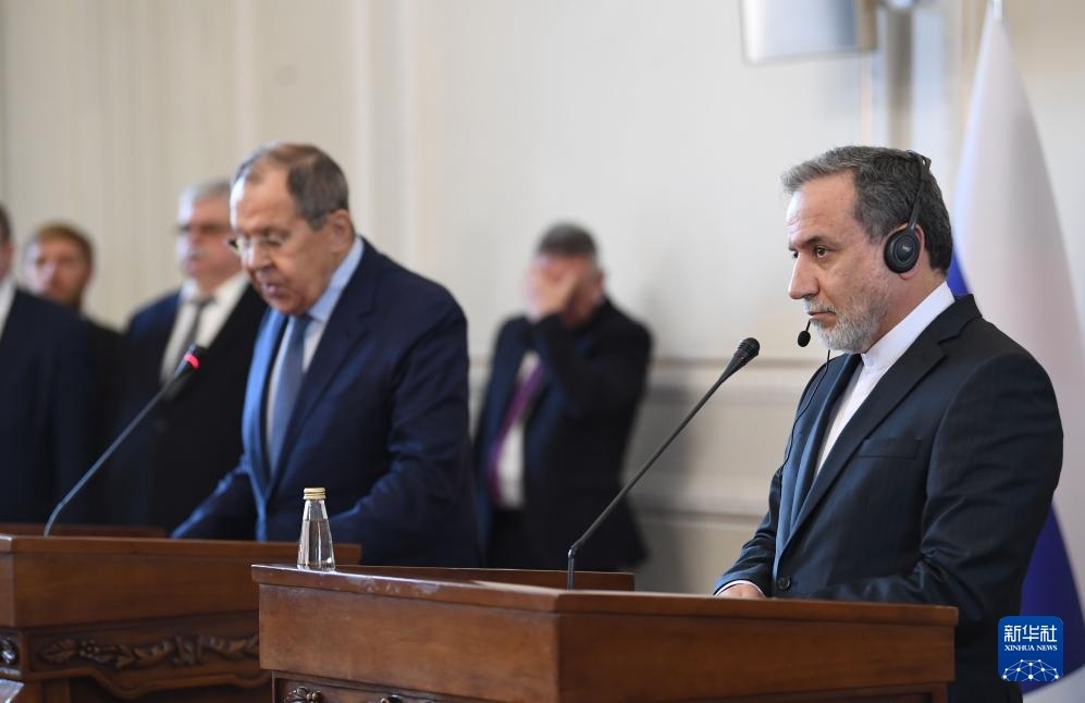 2月25日，在伊朗德黑蘭，伊朗外交部長阿拉格齊（右）與俄羅斯外長拉夫羅夫出席聯(lián)合新聞發(fā)布會。新華社記者 沙達提 攝