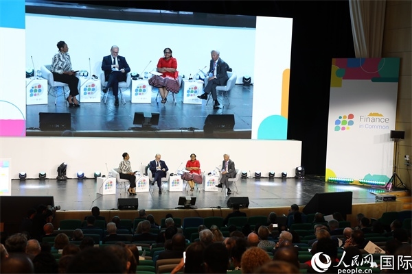 第5屆“共同金融”峰會(huì)在南非開(kāi)普敦國(guó)際會(huì)議中心開(kāi)幕。圖為峰會(huì)開(kāi)幕式現(xiàn)場(chǎng)。人民網(wǎng)記者戴楷然攝