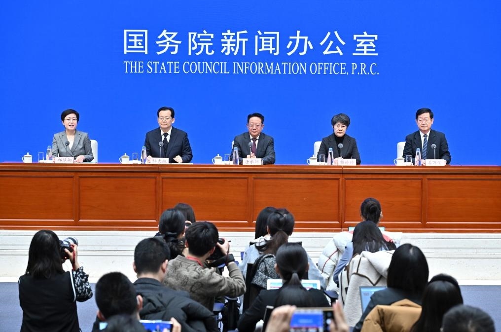 2月28日，國務(wù)院新聞辦公室在北京舉行國務(wù)院政策例行吹風(fēng)會(huì)，民政部副部長(zhǎng)唐承沛、財(cái)政部副部長(zhǎng)郭婷婷、自然資源部副部長(zhǎng)許大純、住房城鄉(xiāng)建設(shè)部副部長(zhǎng)姜萬榮和國務(wù)院新聞辦公室新聞發(fā)言人介紹2024年國務(wù)院部門辦理全國人大代表建議和全國政協(xié)提案工作有關(guān)情況，并答記者問。新華社記者 李鑫 攝