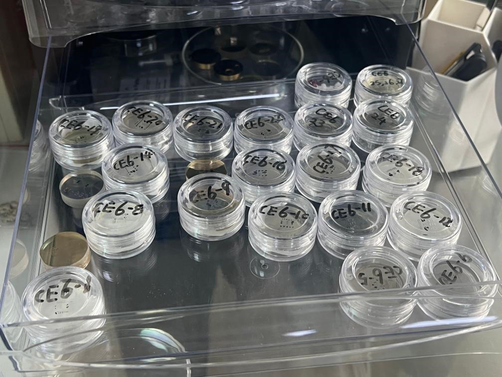 包含嫦娥六號(hào)樣品的樹(shù)脂靶。新華社記者 溫競(jìng)?cè)A 攝