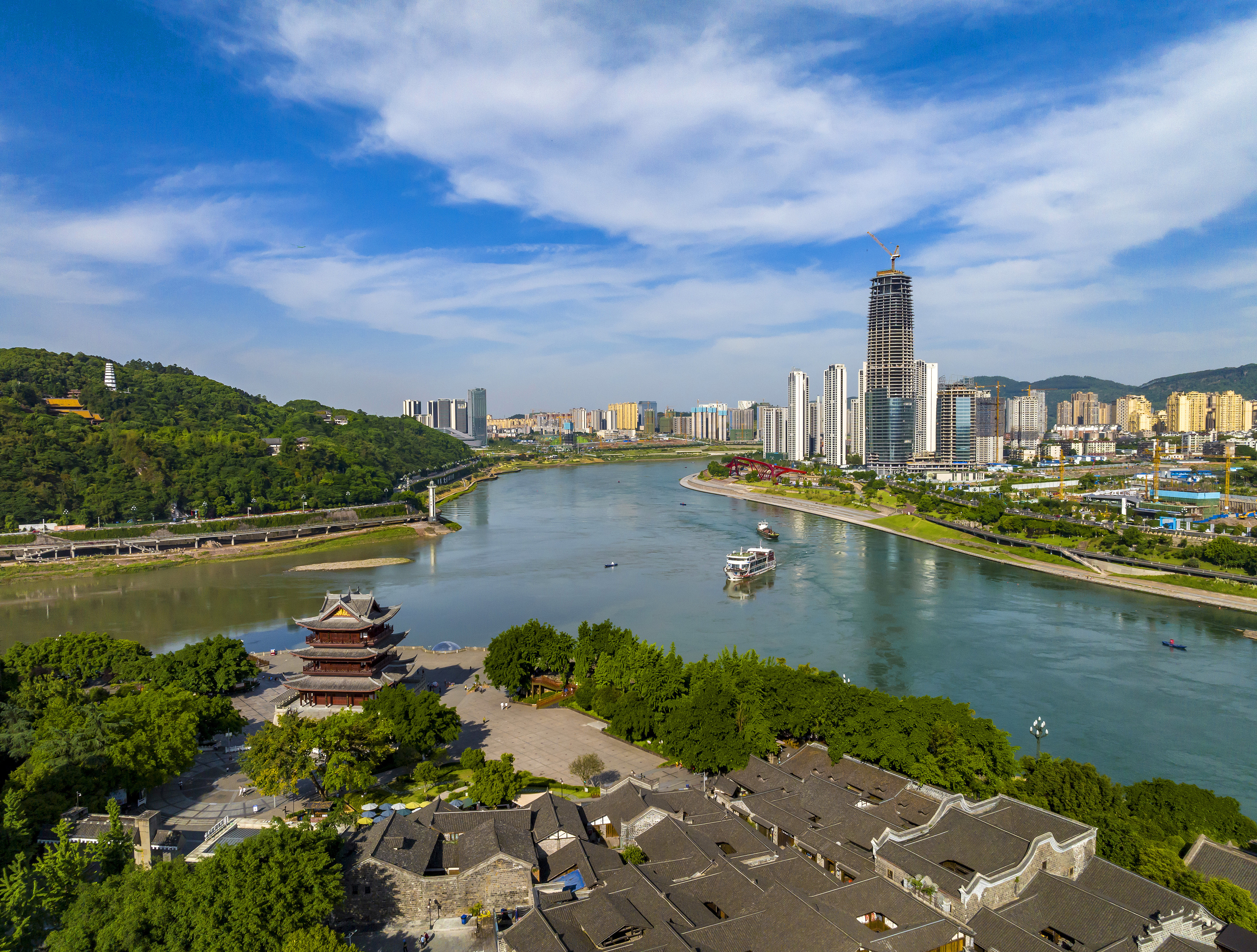 “長江首城”四川宜賓，經(jīng)過長江生態(tài)綜合治理后的三江交匯處風(fēng)光。