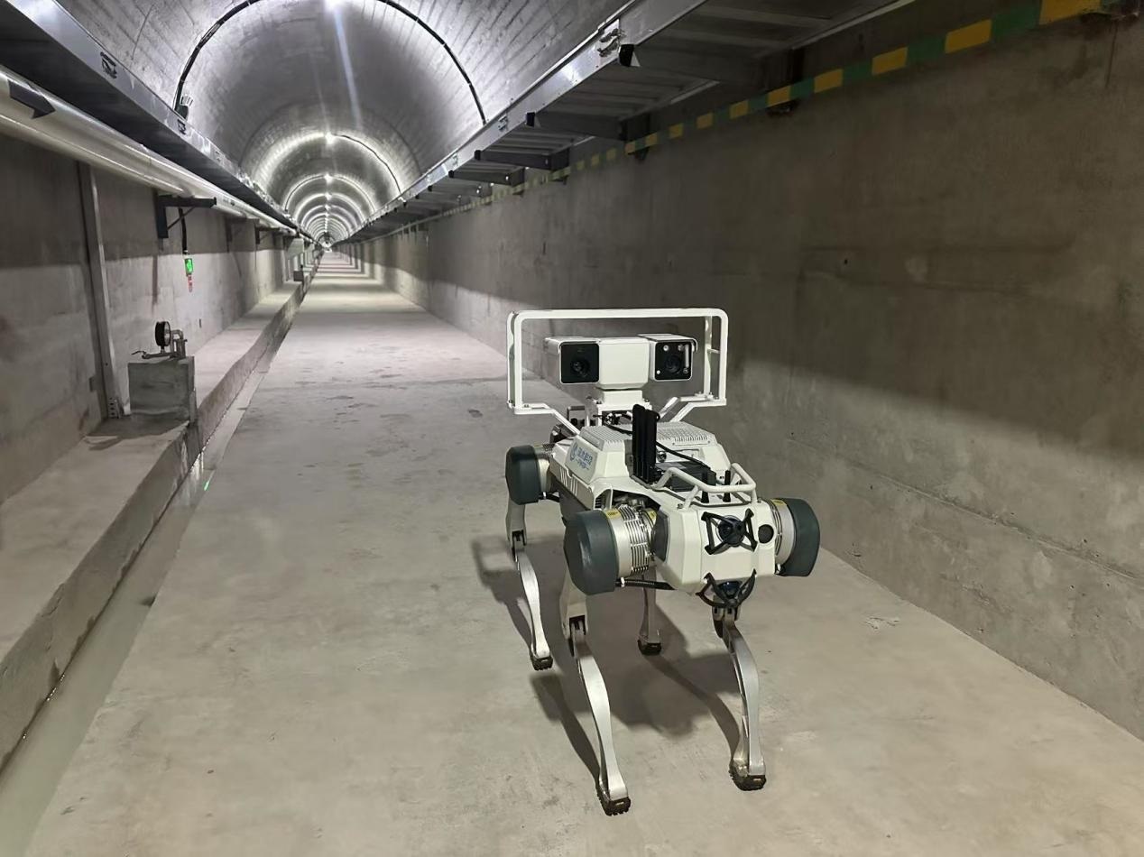 機器人正在對大壩廊道進行巡檢，重點監(jiān)測裂縫，滲水點，積水等。水利部供圖