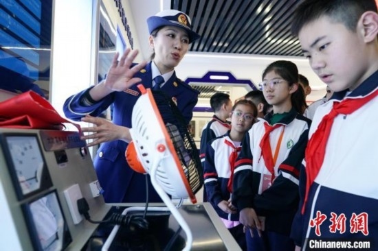 圖為學(xué)生們參觀道里區(qū)消防救援大隊(duì)消防科普體驗(yàn)館內(nèi)電器火災(zāi)演示實(shí)驗(yàn)臺(tái)。中新社記者 趙宇航 攝