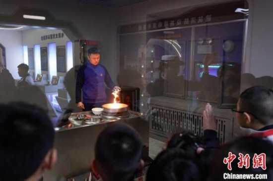 圖為學(xué)生們參觀道里區(qū)消防救援大隊(duì)消防科普體驗(yàn)館內(nèi)火場(chǎng)真實(shí)體驗(yàn)演示區(qū)。中新社記者 趙宇航 攝