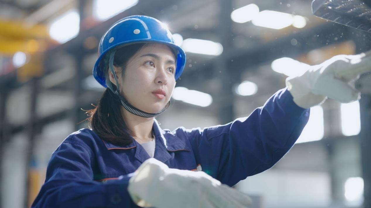 老中鐵路有限公司萬象運營管理中心機輛車間希達在工作中。老中鐵路有限公司供圖