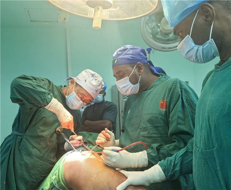 王磊醫(yī)師手術(shù)中。中國(guó)援桑醫(yī)療隊(duì)供圖