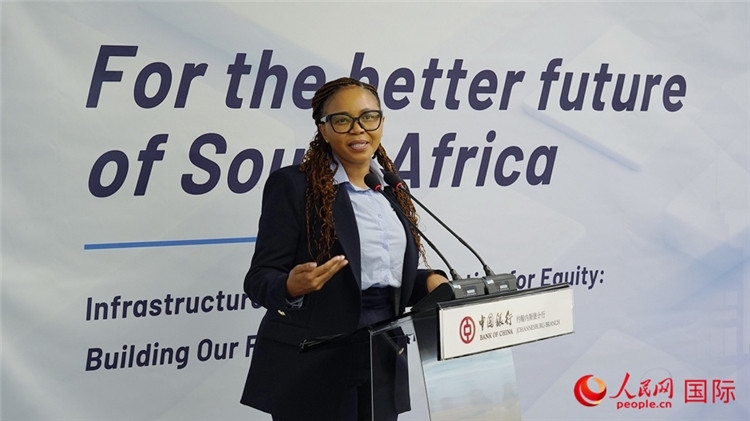 馬塞莫拉女士詳細介紹了南非政府在基礎(chǔ)設(shè)施建設(shè)方面的最新規(guī)劃和社會公益項目。人民網(wǎng) 劉暢攝