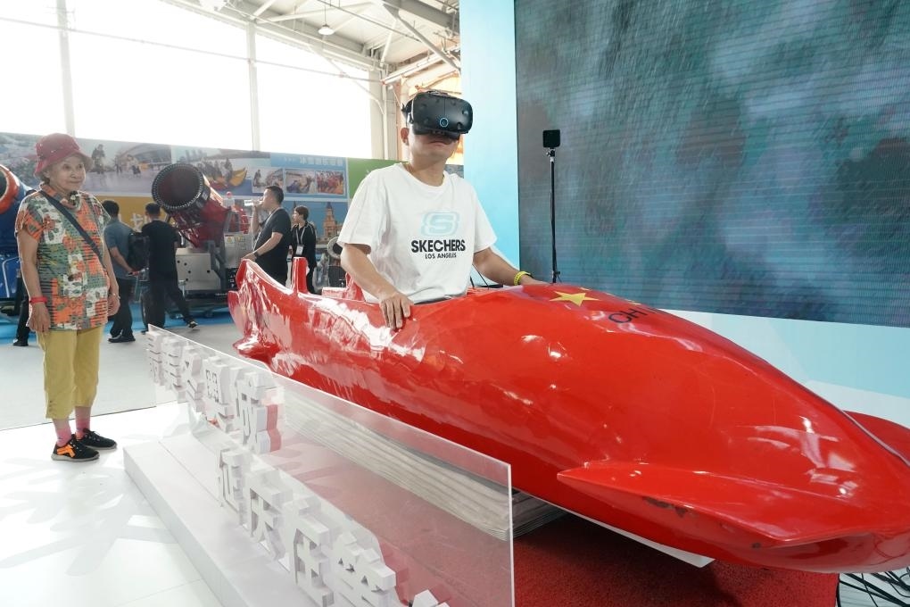 2023年9月15日，觀眾在2023國際冬季運動（北京）博覽會現(xiàn)場通過VR設(shè)備體驗雪車。新華社記者 任超 攝