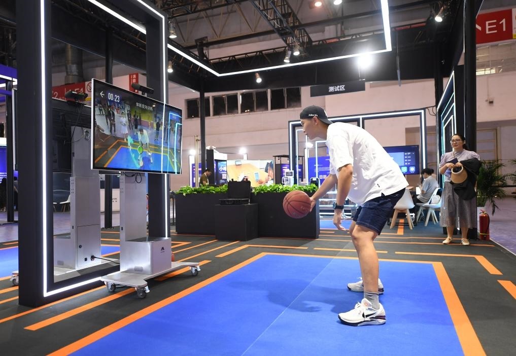 2023年8月25日，在HICOOL2023全球創(chuàng)業(yè)者峰會展覽展示區(qū)，觀眾體驗AI智慧體育運動系統(tǒng)。當日，HICOOL2023全球創(chuàng)業(yè)者峰會在位于北京市順義區(qū)的中國國際展覽中心（新館）開幕。新華社記者 任超 攝