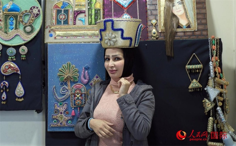 設(shè)計(jì)師展示亞述國王同款王冠。人民網(wǎng)伊納斯·易卜拉欣攝