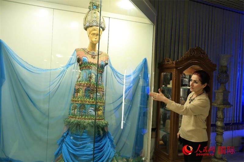 設(shè)計(jì)師展示服飾。人民網(wǎng)伊納斯·易卜拉欣攝