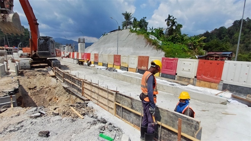 施工現(xiàn)場(chǎng)。 鄧騰亮攝