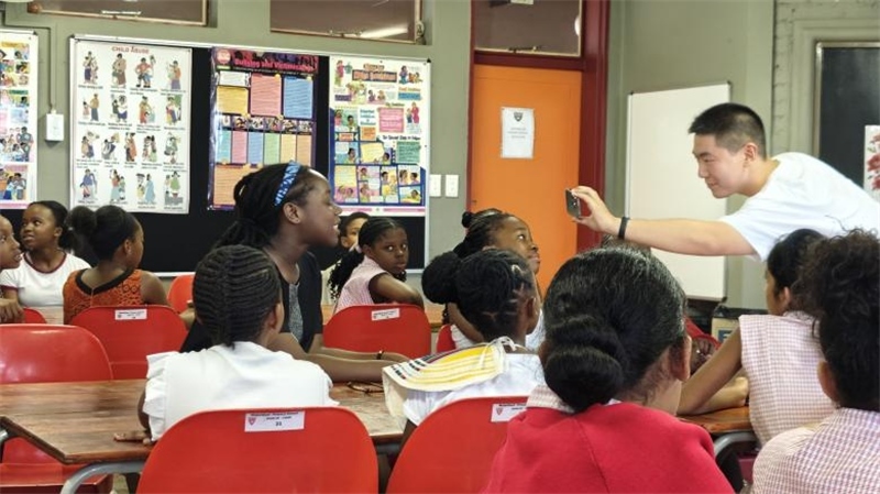 南非學(xué)生現(xiàn)場(chǎng)提問(wèn)。