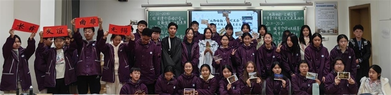 中南學(xué)生合影留念。