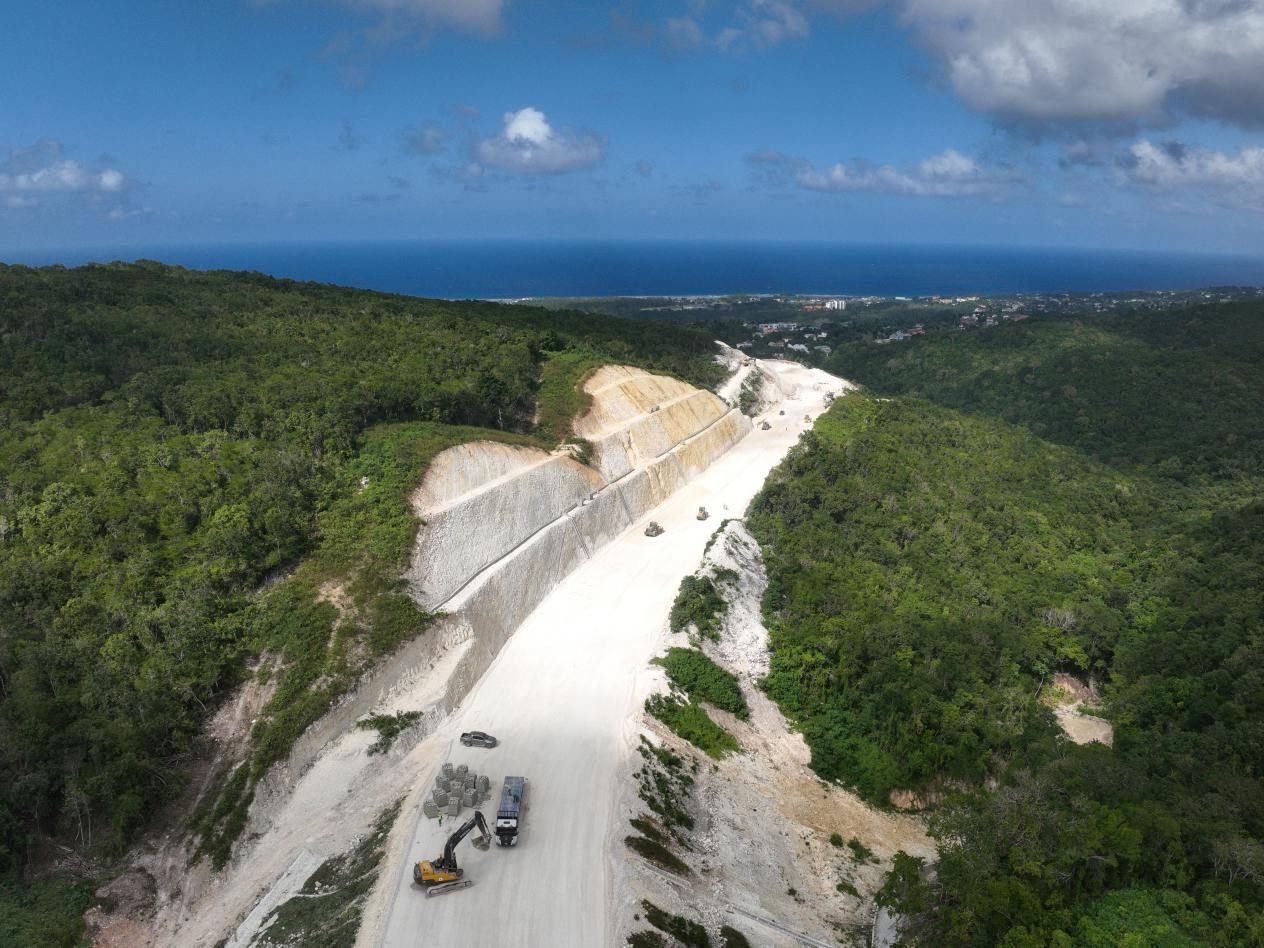 圖為中企承建的牙買加蒙特哥貝繞城路項(xiàng)目基層試驗(yàn)段正在進(jìn)行攤鋪和碾壓施工，相關(guān)施工工作已于近日順利完成。中國港灣美洲區(qū)域公司供圖