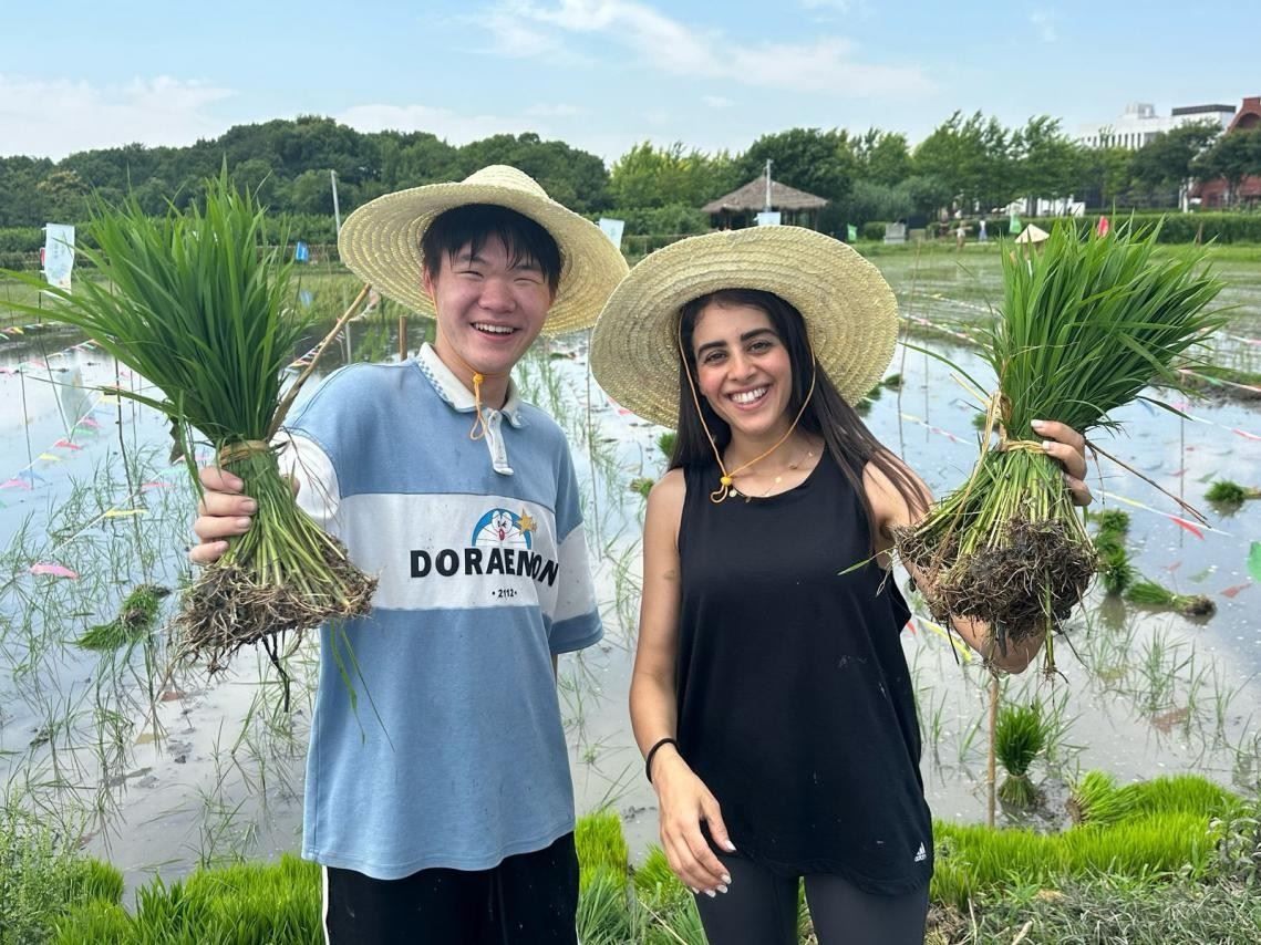 卡友琪在插秧。受訪者供圖