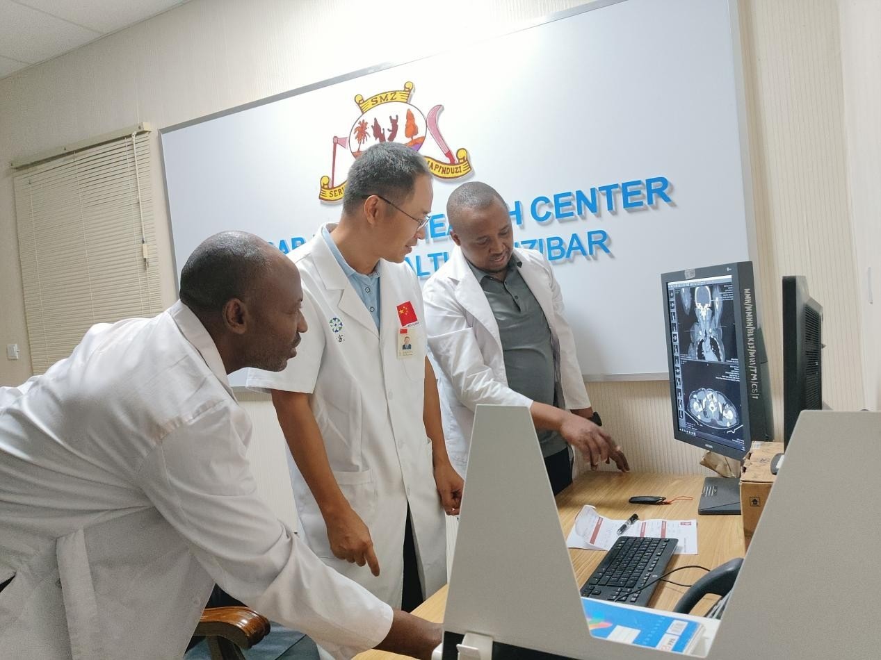 張建東主任指導(dǎo)當(dāng)?shù)蒯t(yī)生進(jìn)行影像分析 中國援桑醫(yī)療隊(duì) 供圖