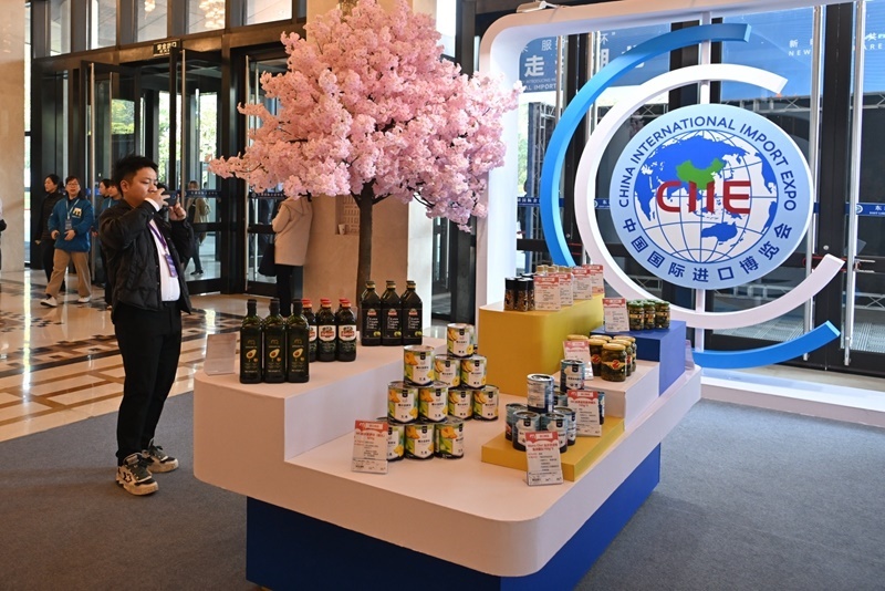 參會嘉賓在“進(jìn)博會走進(jìn)湖北”活動主題推介會展區(qū)拍攝。人民網(wǎng)記者 翁奇羽攝