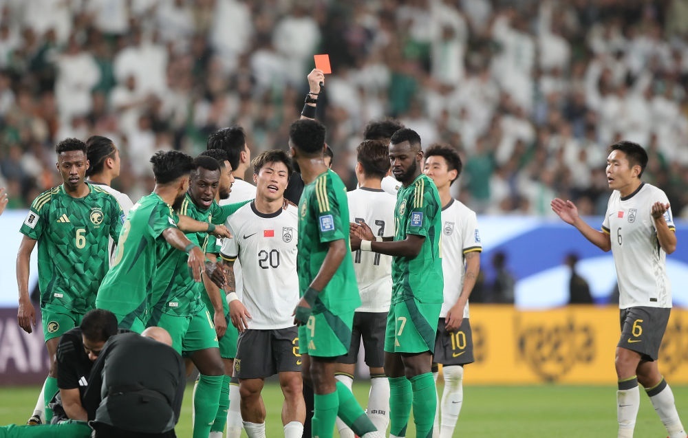 3月20日，主裁判向中國(guó)隊(duì)球員林良銘出示紅牌。新華社記者 王東震 攝