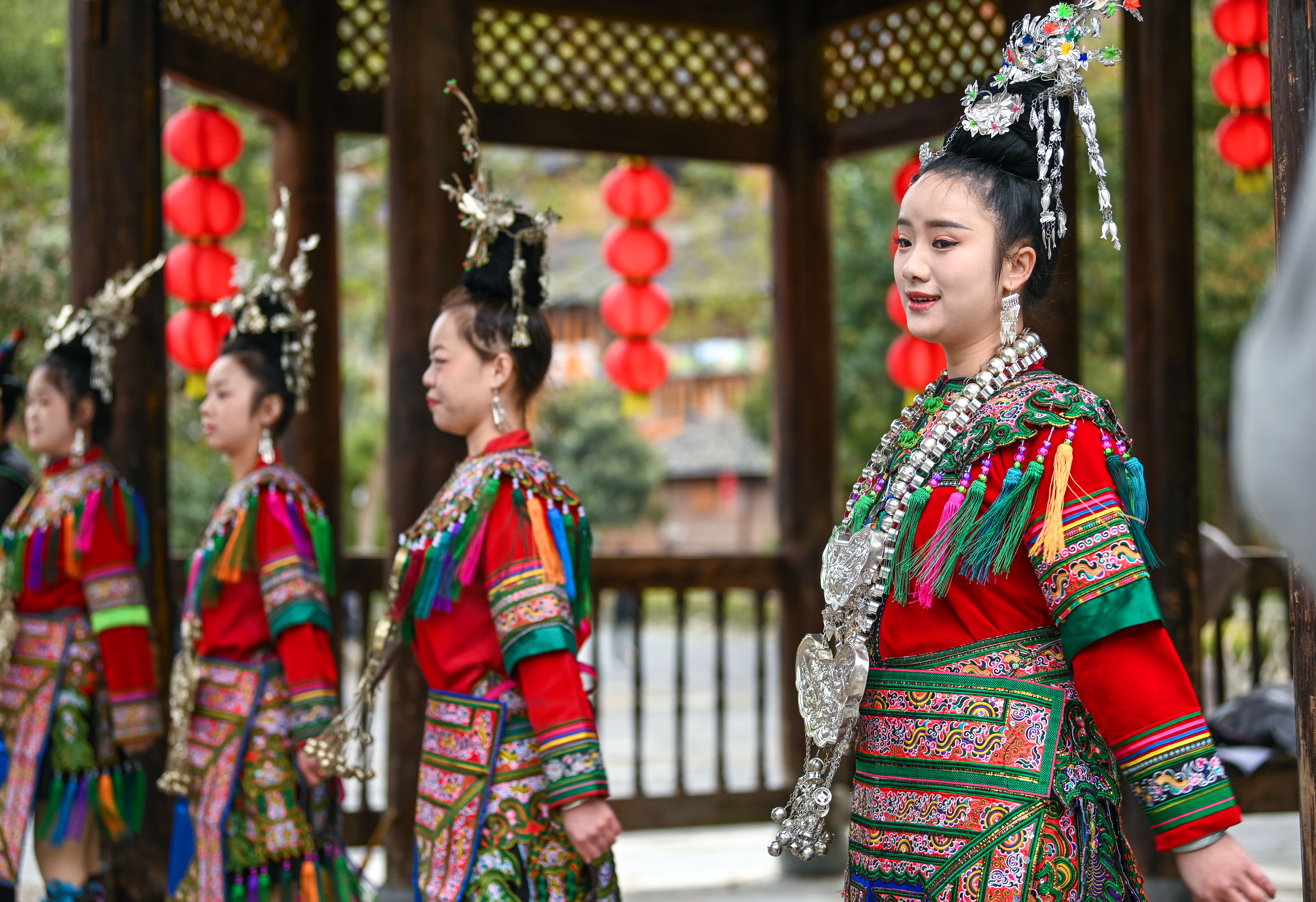  2025年3月18日，侗族群眾在貴州省黎平縣肇興侗寨給游客演唱侗族大歌。