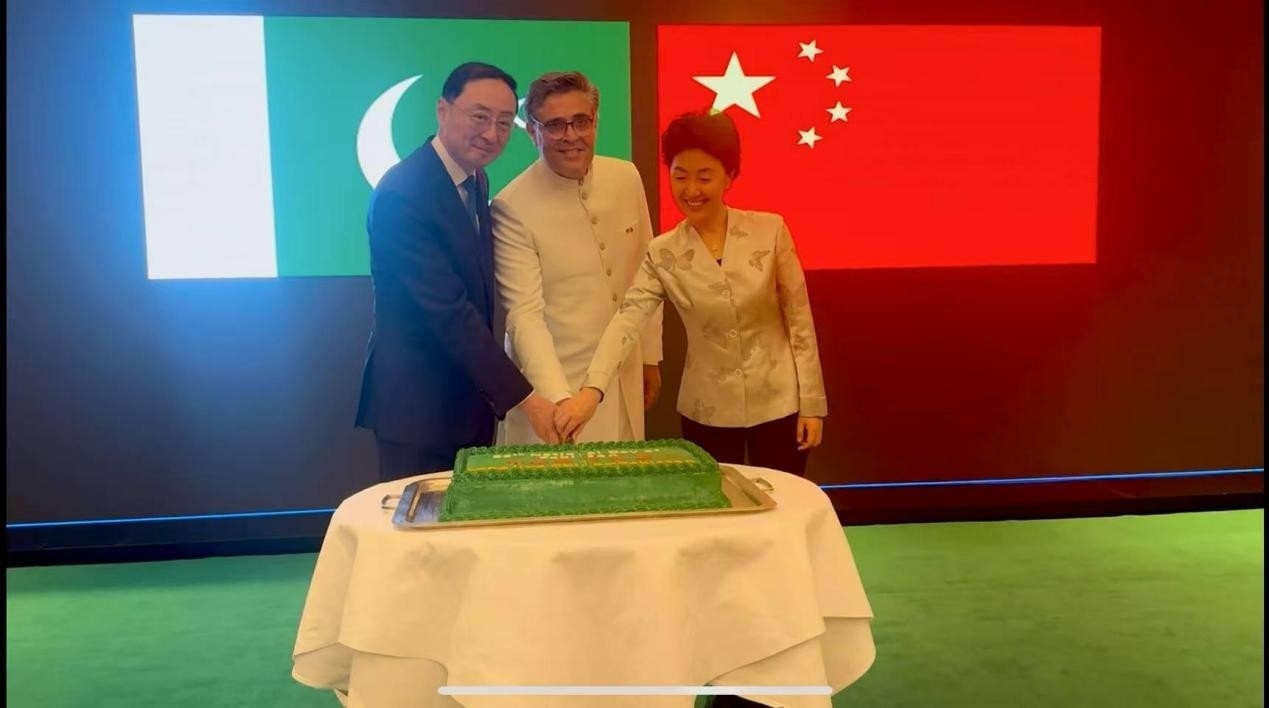 外交部副部長孫衛(wèi)東（左）、巴基斯坦駐華大使卡里爾·哈什米（中）、中聯(lián)部副部長孫海燕（右）共切蛋糕。巴基斯坦駐華大使館供圖
