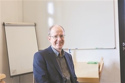 德國(guó)物理學(xué)會(huì)主席、雷根斯堡大學(xué)凝聚態(tài)物理學(xué)家克勞斯·里希特教授。駐德國(guó)記者 李山攝